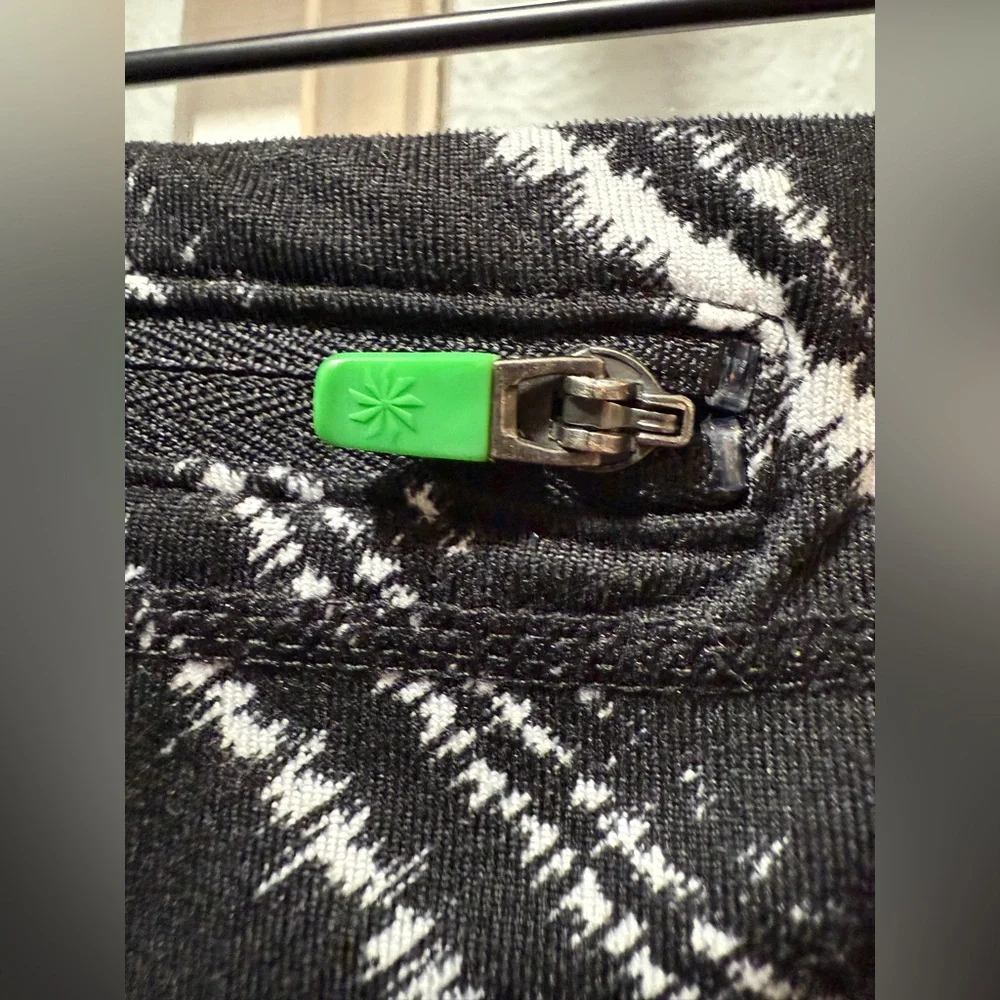 Athleta Zig Zag Relay Capri Black White Chevron Cropped Leggings - Picture 5 of 11